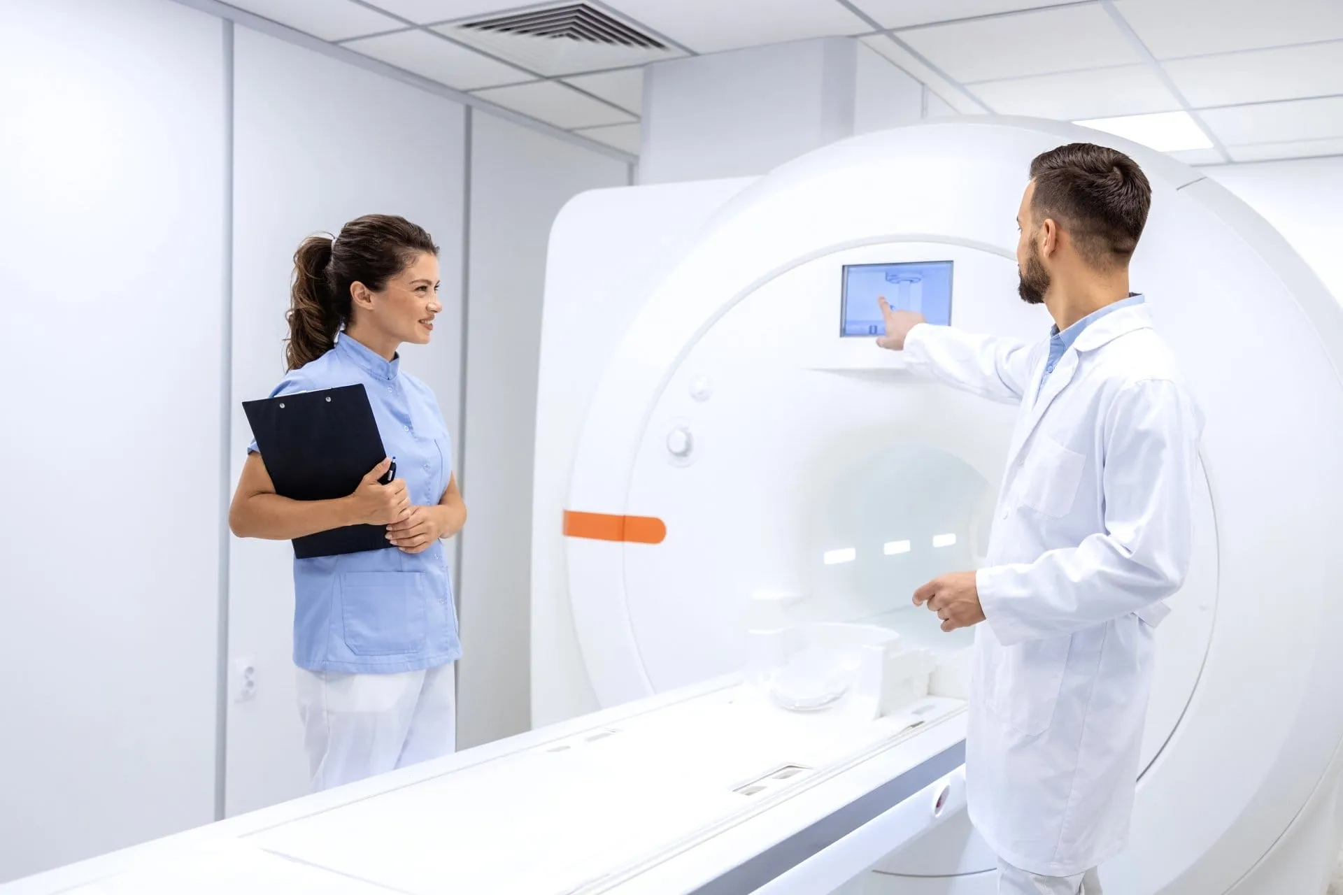 Twee zorgverleners bij de MRI-scanner